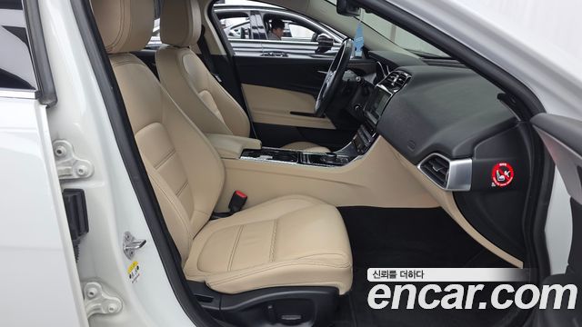 Jaguar XE 2017 — photo 11