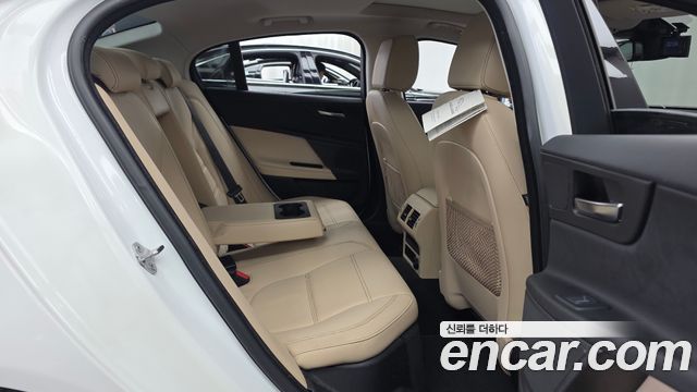 Jaguar XE 2017 — photo 12
