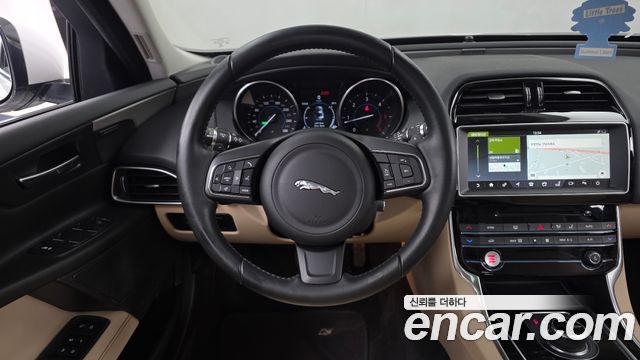 Jaguar XE 2017 — photo 13