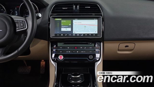 Jaguar XE 2017 — photo 14
