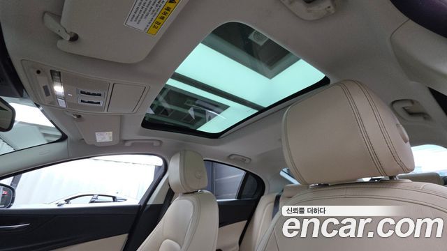 Jaguar XE 2017 — photo 19