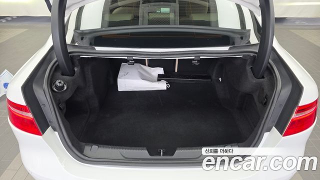 Jaguar XE 2017 — photo 20