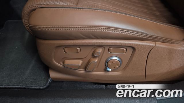 Genesis G90 2019 — photo 35