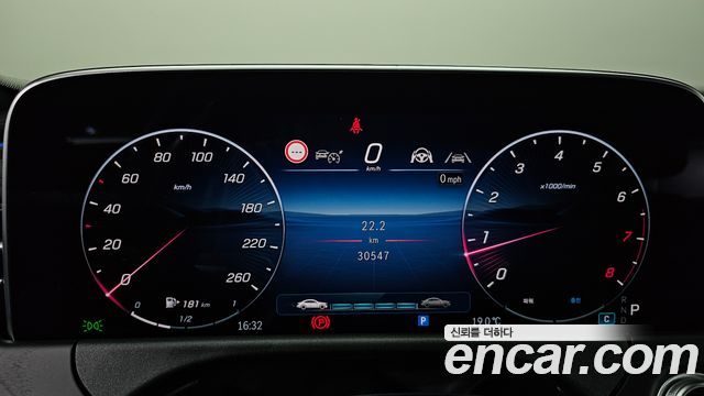 Mercedes-Benz E-Class 2025 — photo 8