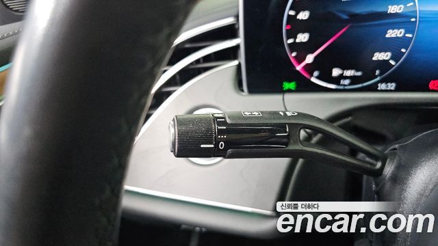 Mercedes-Benz E-Class 2025 — photo 11