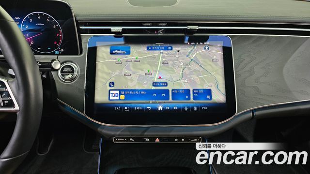 Mercedes-Benz E-Class 2025 — photo 16