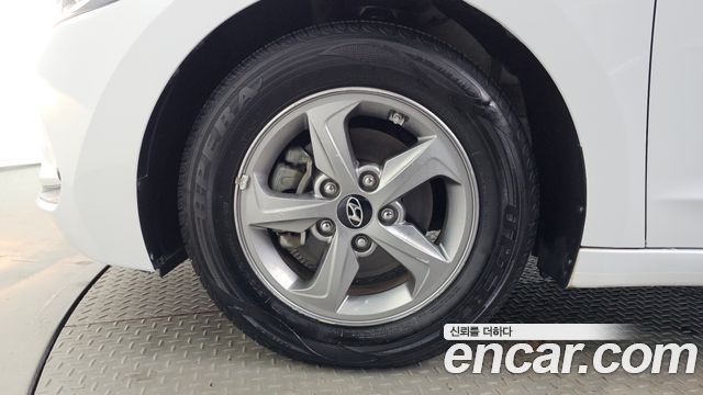 Hyundai AVANTE 2017 — photo 5