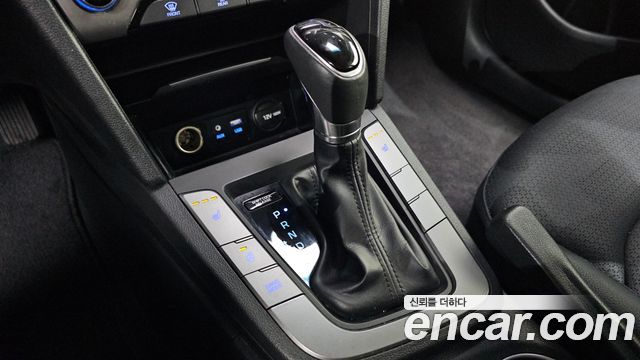 Hyundai AVANTE 2017 — photo 12