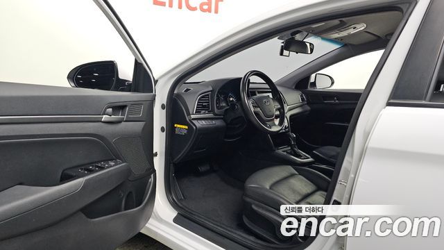 Hyundai AVANTE 2017 — photo 13