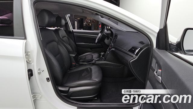 Hyundai AVANTE 2017 — photo 17