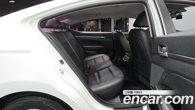 Hyundai AVANTE 2017 — photo 18