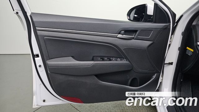 Hyundai AVANTE 2017 — photo 14