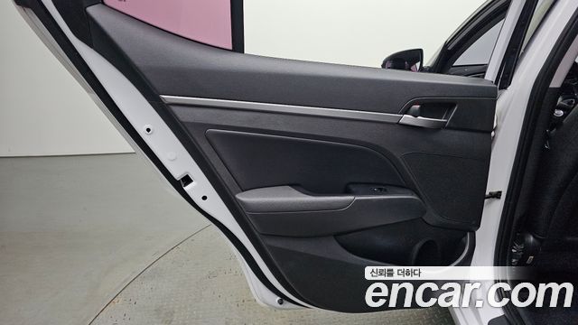 Hyundai AVANTE 2017 — photo 15