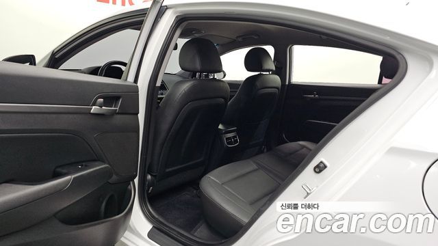 Hyundai AVANTE 2017 — photo 16