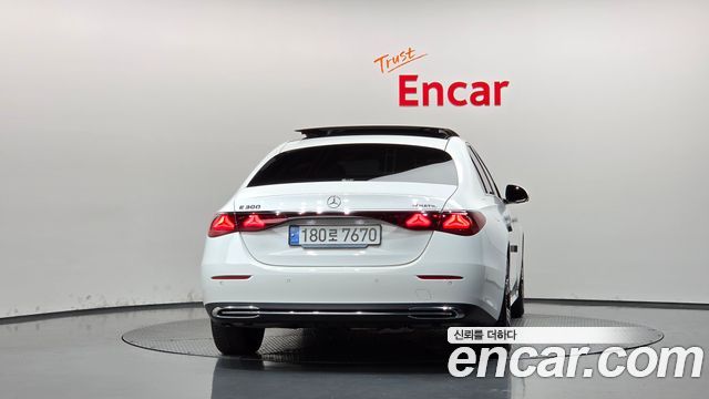 Mercedes-Benz E-Class 2024 — photo 4