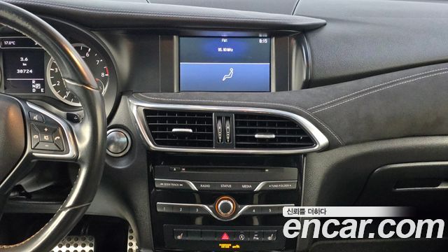 Infiniti Q30 2017 — photo 14