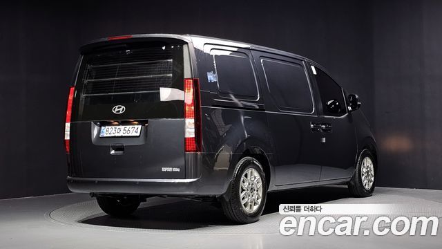 Hyundai Staria 2025 — photo 2