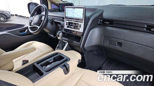Hyundai Staria 2025 — photo 10