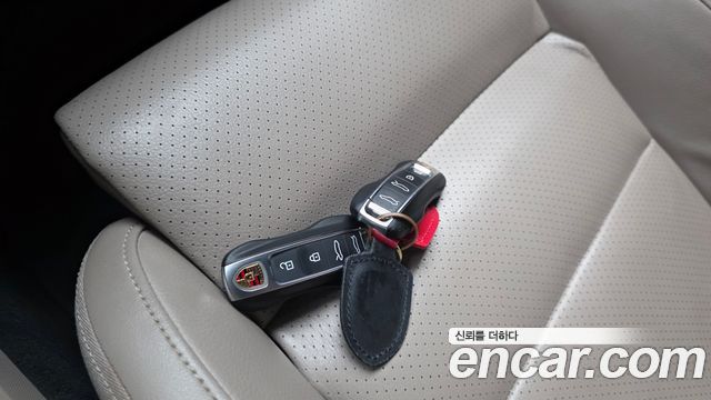 Porsche Taycan 2023 — photo 35