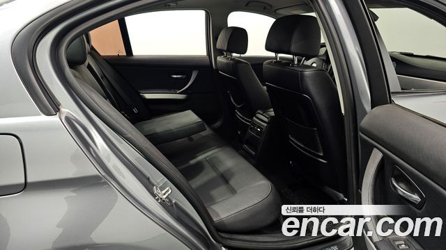 BMW 3-Series 2011 — photo 12