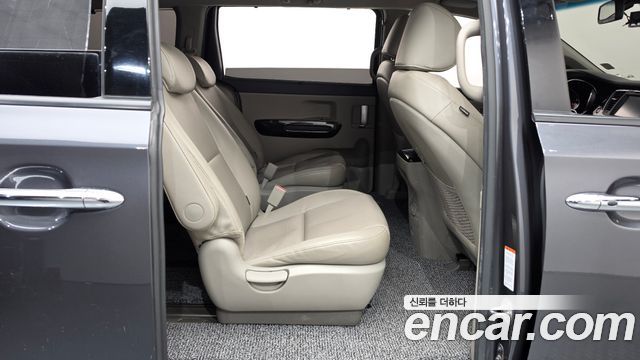 Kia Canival 2016 — photo 17