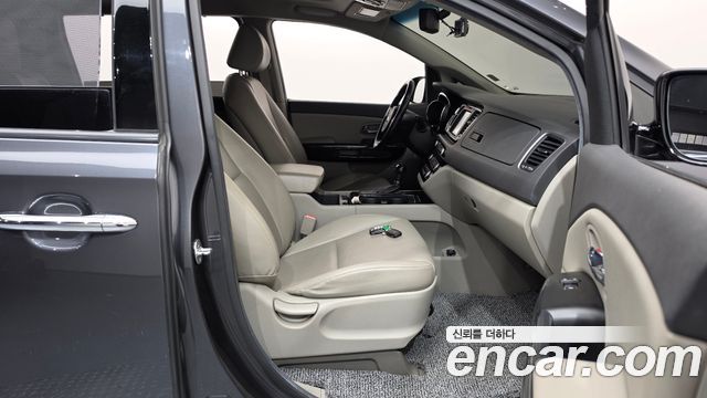 Kia Canival 2016 — photo 16