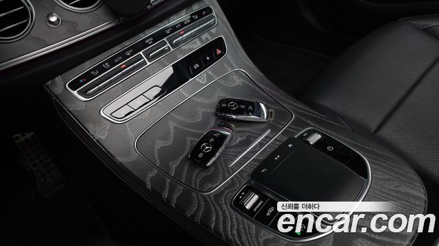 Mercedes-Benz E-Class 2022 — photo 23