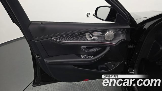 Mercedes-Benz E-Class 2022 — photo 14