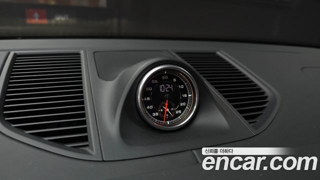 Porsche Macan 2020 — photo 24