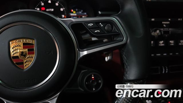Porsche Macan 2020 — photo 28