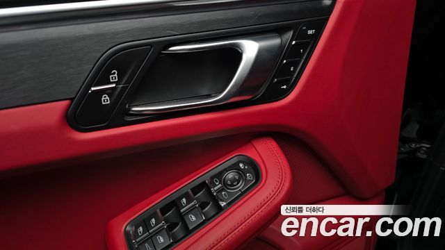 Porsche Macan 2020 — photo 31