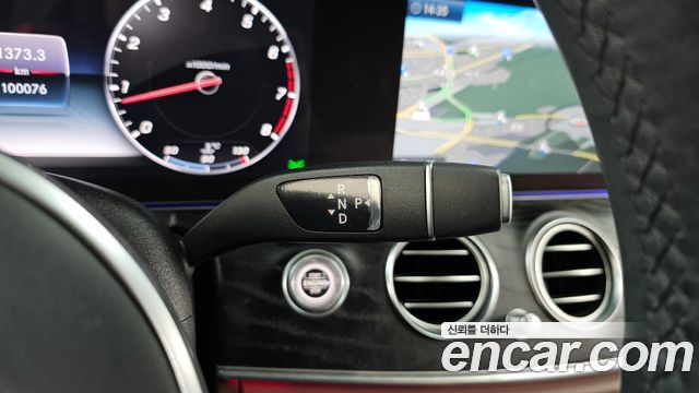 Mercedes-Benz E-Class 2019 — photo 12