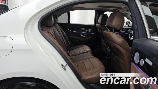 Mercedes-Benz E-Class 2019 — photo 18