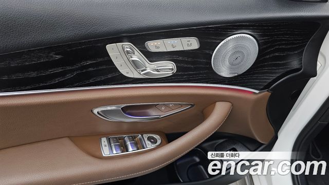 Mercedes-Benz E-Class 2019 — photo 25