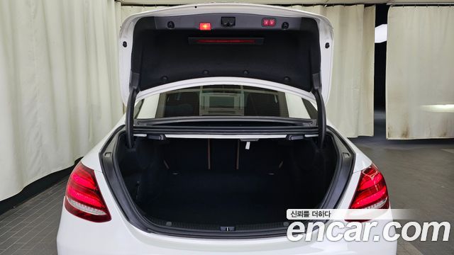Mercedes-Benz E-Class 2019 — photo 26