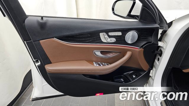 Mercedes-Benz E-Class 2019 — photo 14
