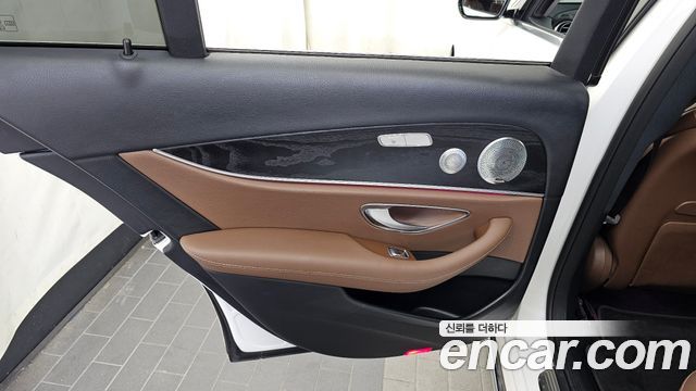 Mercedes-Benz E-Class 2019 — photo 15