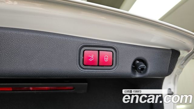 Mercedes-Benz E-Class 2019 — photo 31
