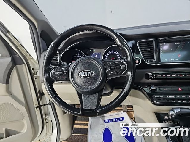 Kia Canival 2015 — photo 9