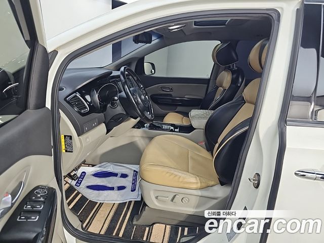 Kia Canival 2015 — photo 11