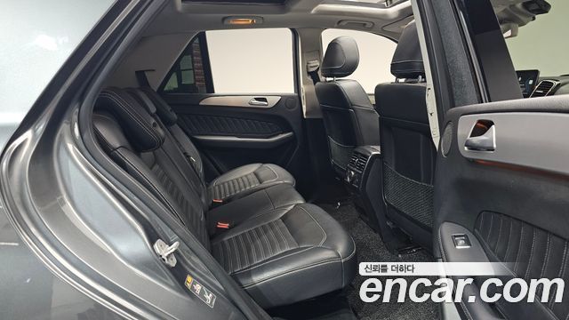 Mercedes-Benz GLE-Class 2018 — photo 17