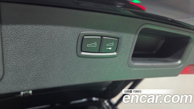 Porsche Macan 2021 — photo 16