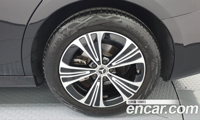 Mercedes-Benz E-Class 2024 — photo 7