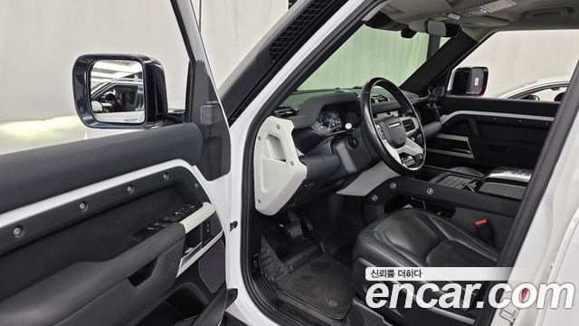 Land Rover Defender 2022 — photo 13