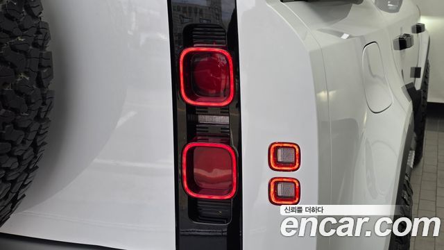 Land Rover Defender 2022 — photo 9