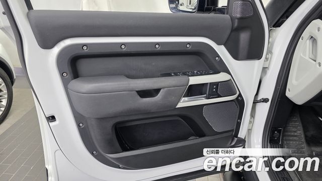 Land Rover Defender 2022 — photo 14