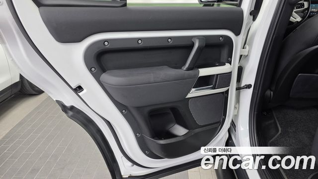 Land Rover Defender 2022 — photo 15