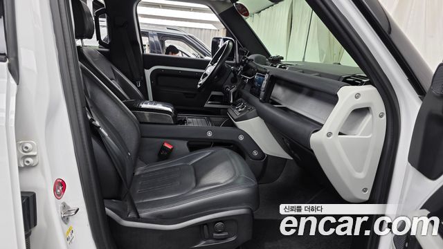 Land Rover Defender 2022 — photo 16