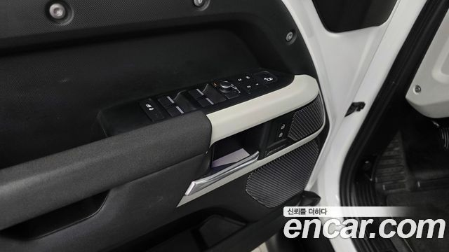 Land Rover Defender 2022 — photo 28