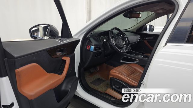 Jaguar F-PACE 2018 — photo 13